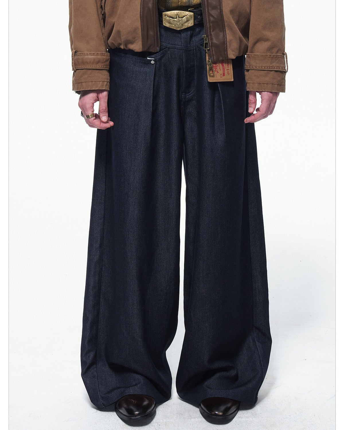 DENIM PLEATED STRAIGHT JEANS