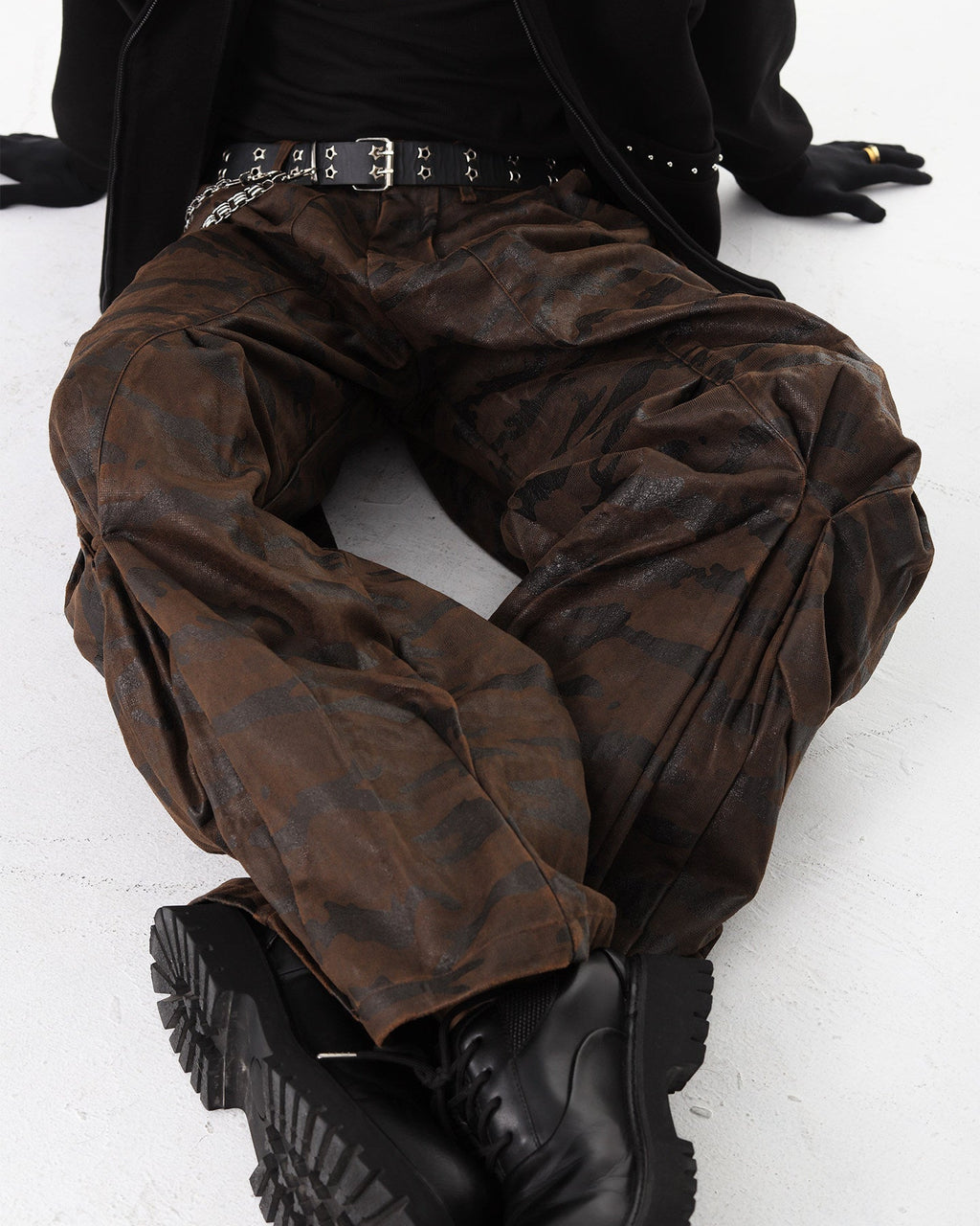 CAMO PLEATED WIDE PANTS