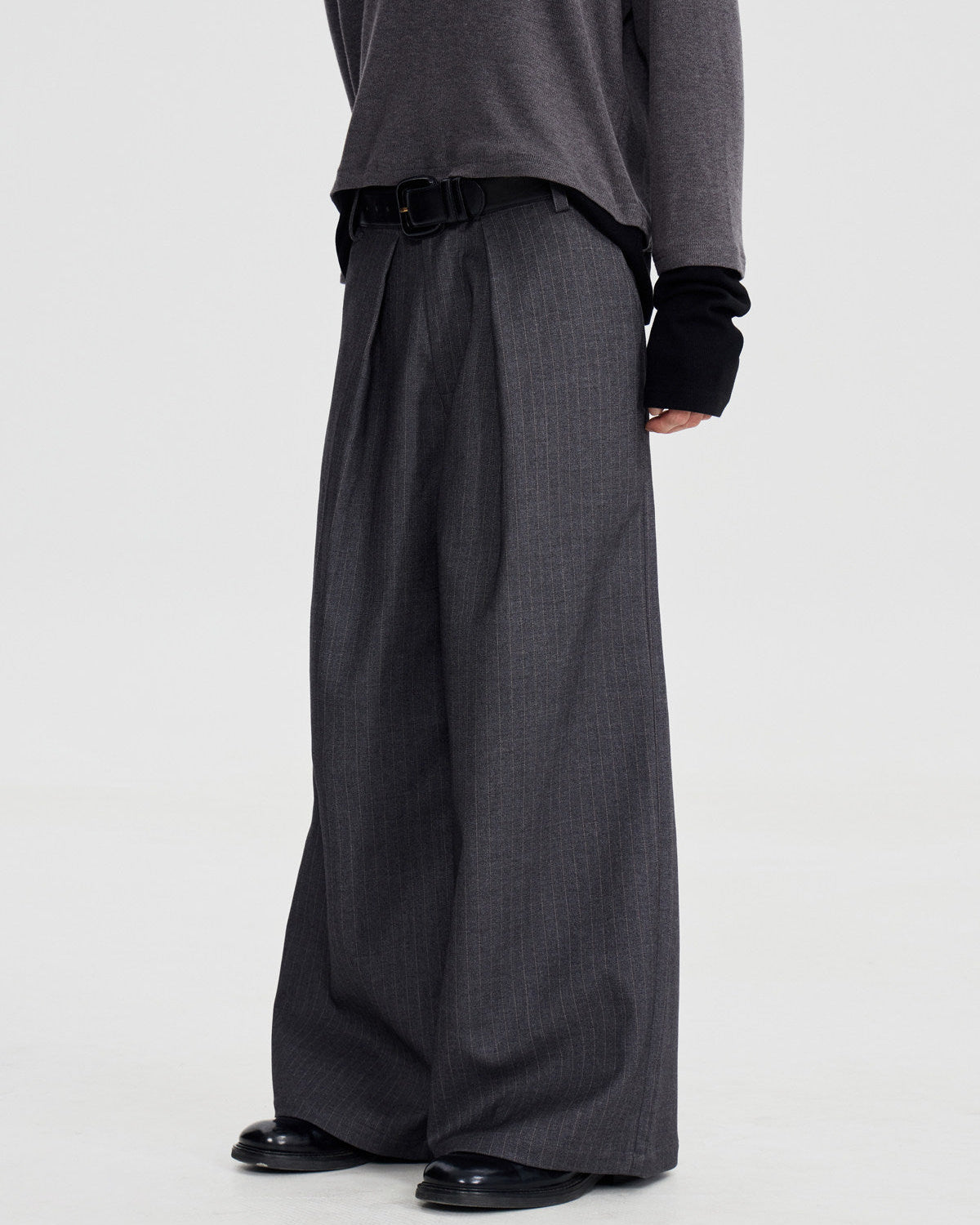 STRIPED PLEATED WIDE TROUSERS