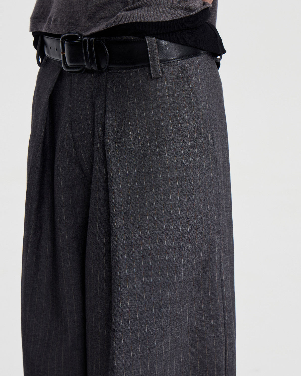 STRIPED PLEATED WIDE TROUSERS