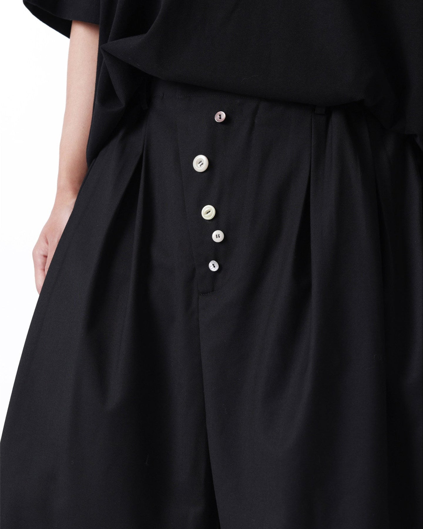 ASYMMETRIC BUTTON WIDE SHORTS