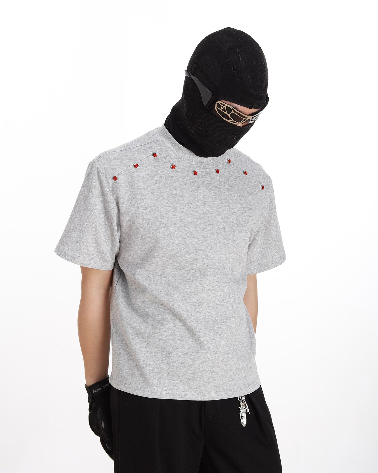 COLLAR RED STUDDED CREW NECK TEE